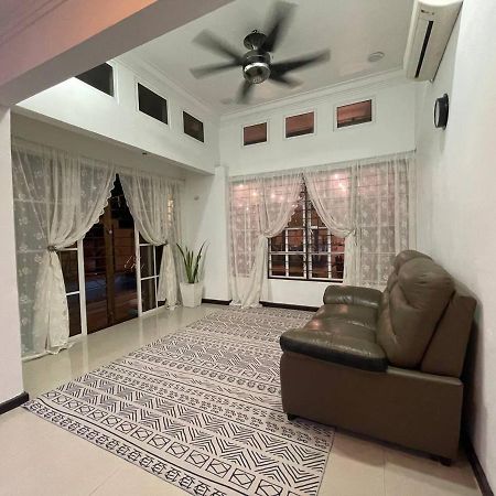 Homestay Laman Nuri, Kota Damansara Petaling Dzsaja Kültér fotó